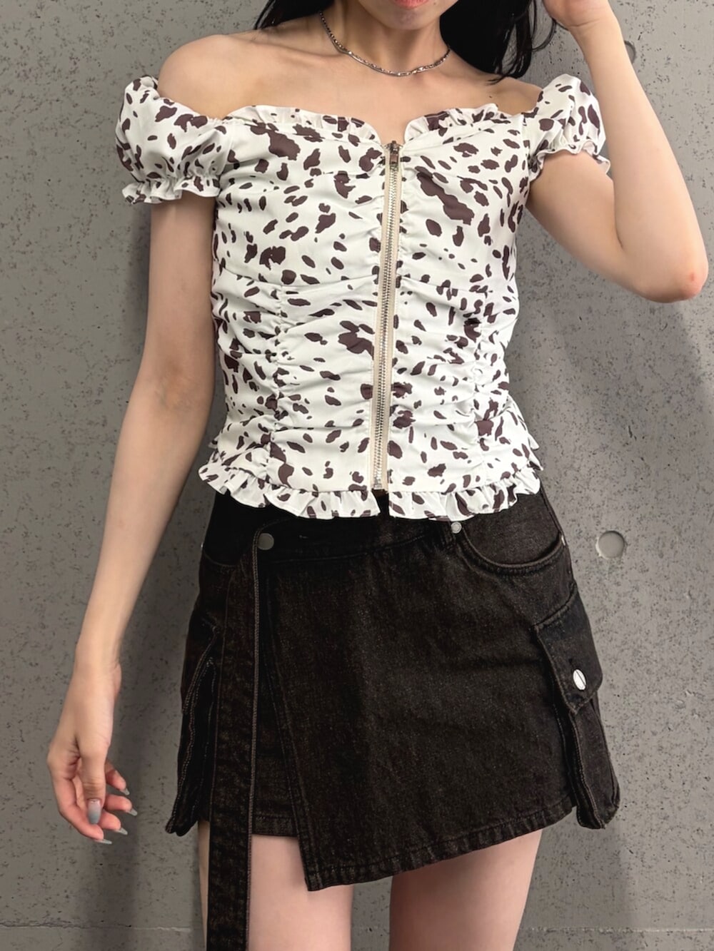 ブルー系のスカート、ブラック系のその他シューズ、その他のシャツ/ブラウスを着用したレディースの夏コーディネートの4枚目の写真
