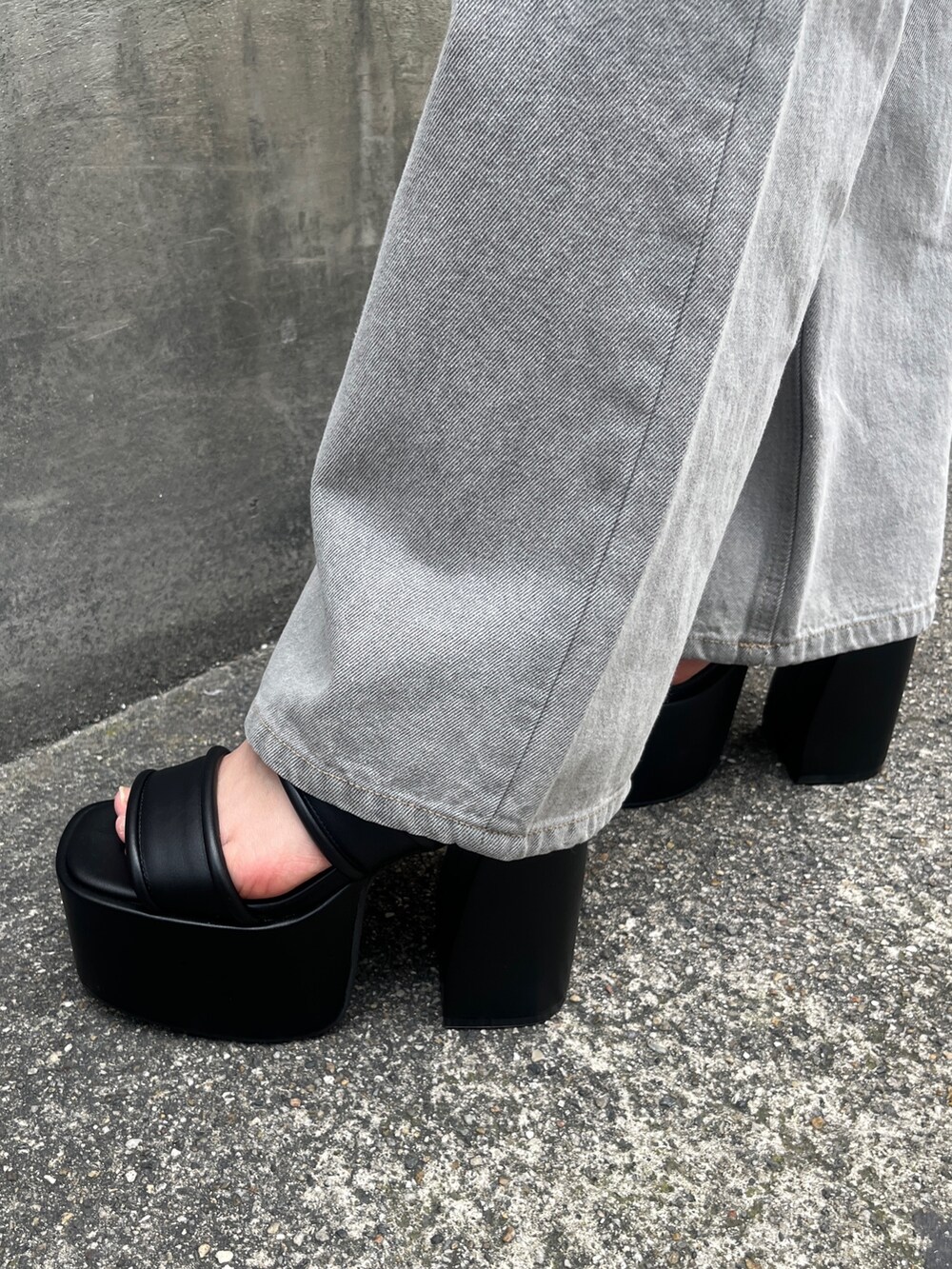 ホワイト系のTシャツ/カットソー、グレー系のデニムパンツ、ブラック系のサンダルを着用したレディースの夏コーディネートの8枚目の写真