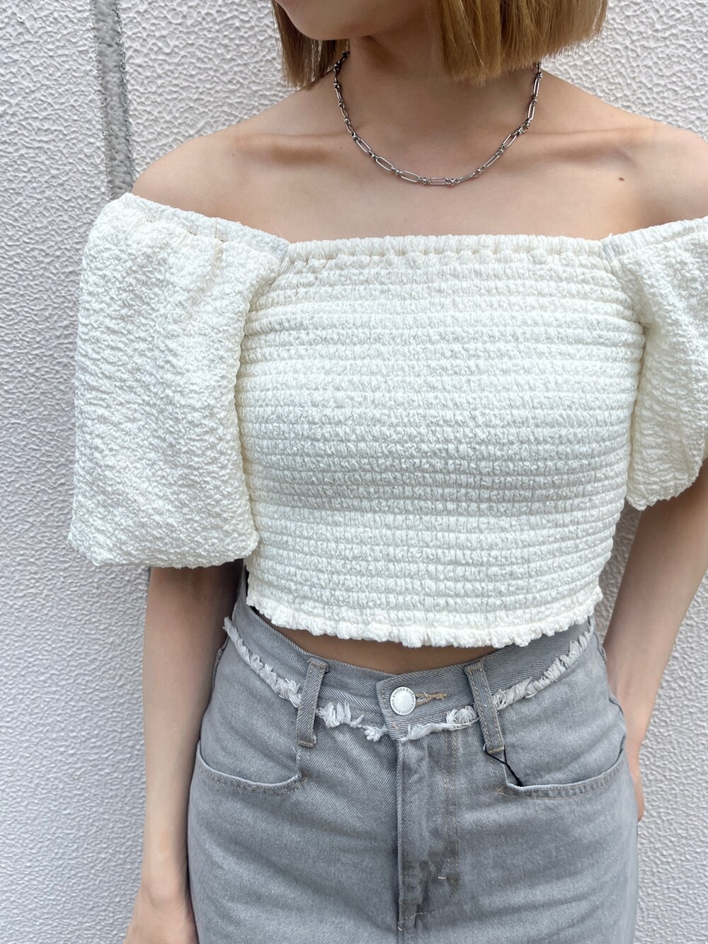 ホワイト系のTシャツ/カットソー、グレー系のデニムパンツ、ブラック系のサンダルを着用したレディースの夏コーディネートの4枚目の写真