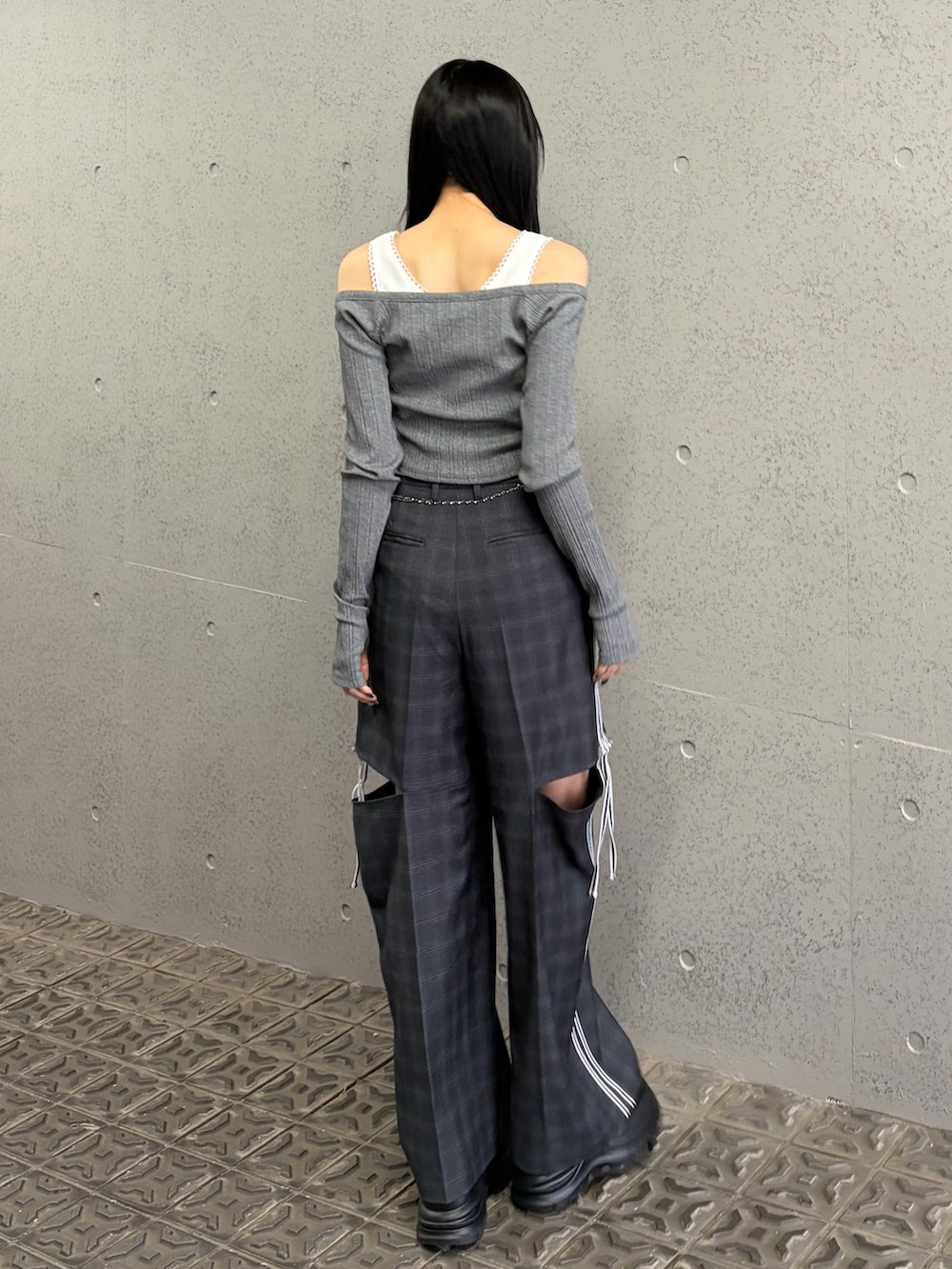 グレー系のTシャツ/カットソー、グレー系のその他パンツ、ブラック系のローファーを着用したレディースの春コーディネートの3枚目の写真