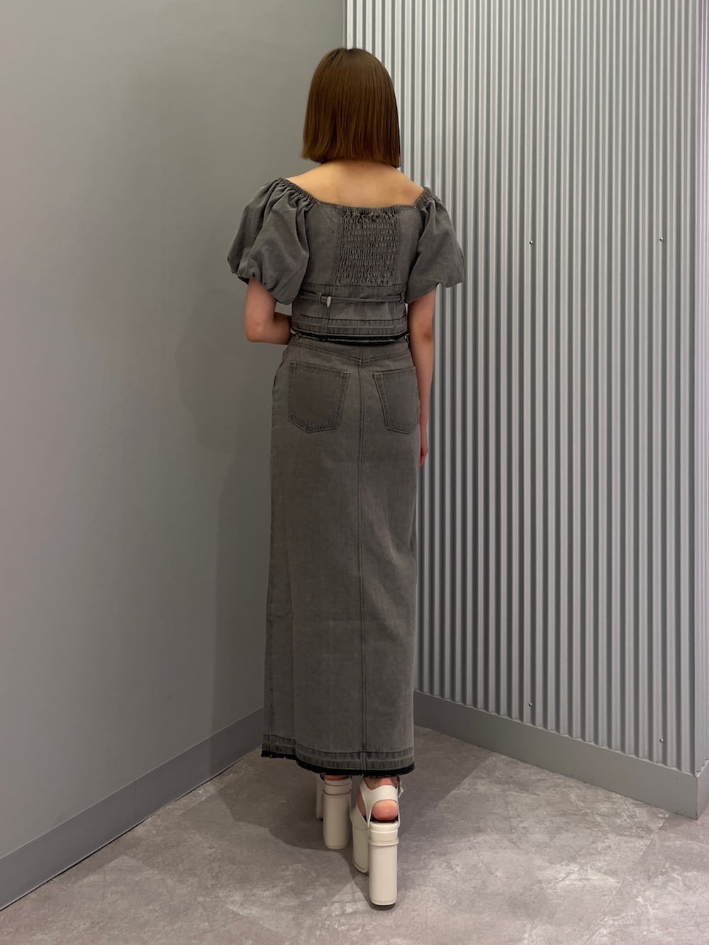 ホワイト系のサンダル、グレー系のシャツ/ブラウス、グレー系のスカートを着用したレディースの春コーディネートの3枚目の写真