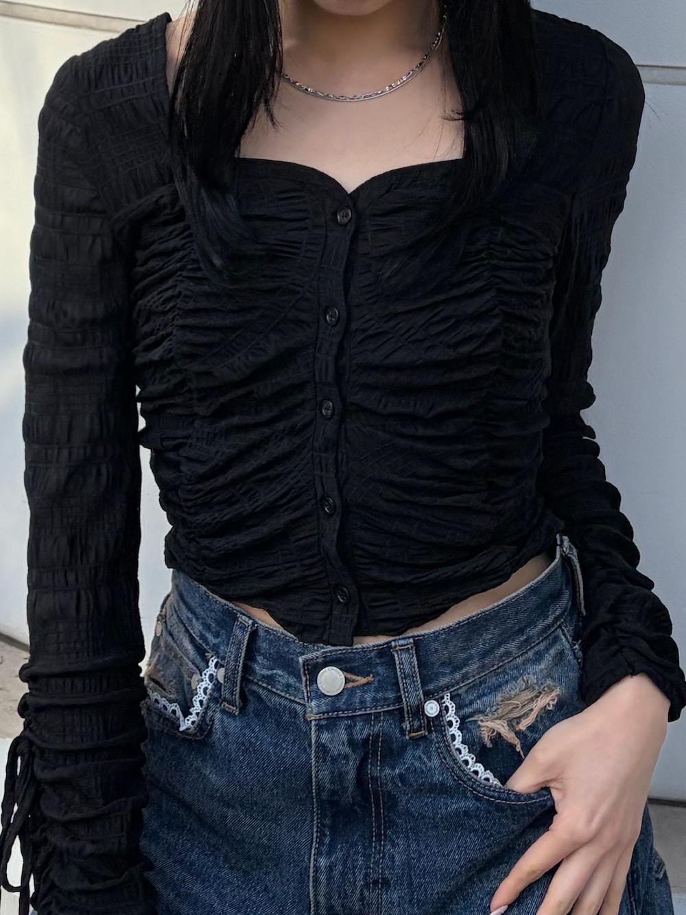 ブラック系のローファー、ブラック系のTシャツ/カットソー、ブルー系のデニムパンツを着用したレディースの春コーディネートの4枚目の写真