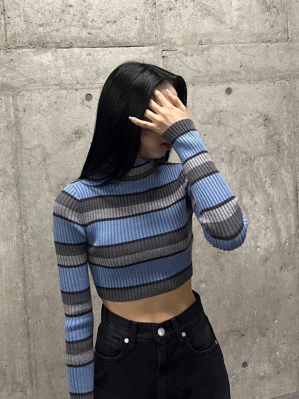 その他のニット/セーター、ブラック系のデニムパンツ、ブラック系のバックパック/リュックを着用したレディースの秋コーディネートの4枚目の写真