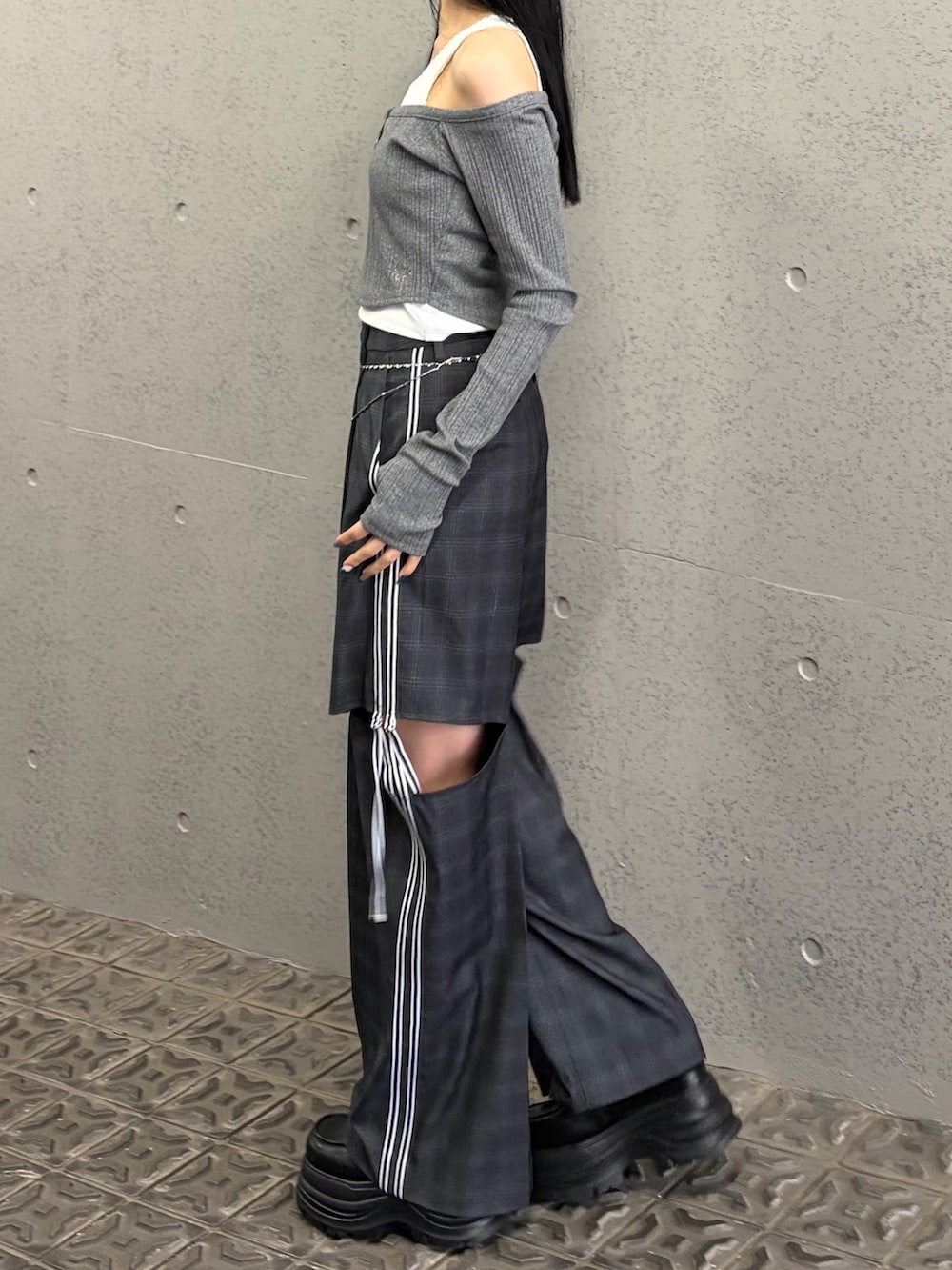 グレー系のTシャツ/カットソー、グレー系のその他パンツ、ブラック系のローファーを着用したレディースの春コーディネートの2枚目の写真