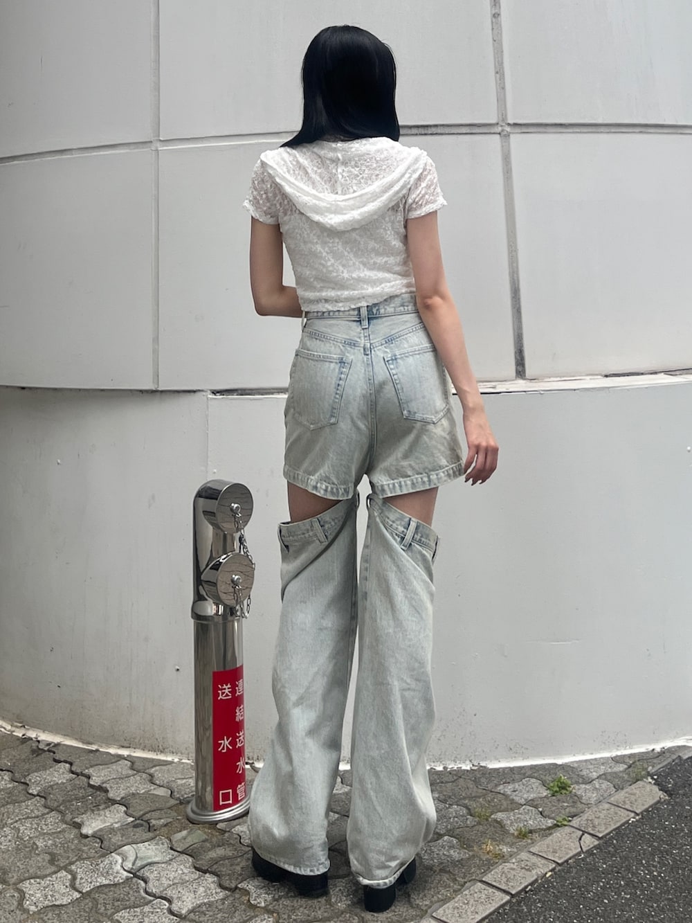 ホワイト系のTシャツ/カットソー、ブルー系のデニムパンツ、ブラック系のサンダルを着用したレディースの夏コーディネートの3枚目の写真