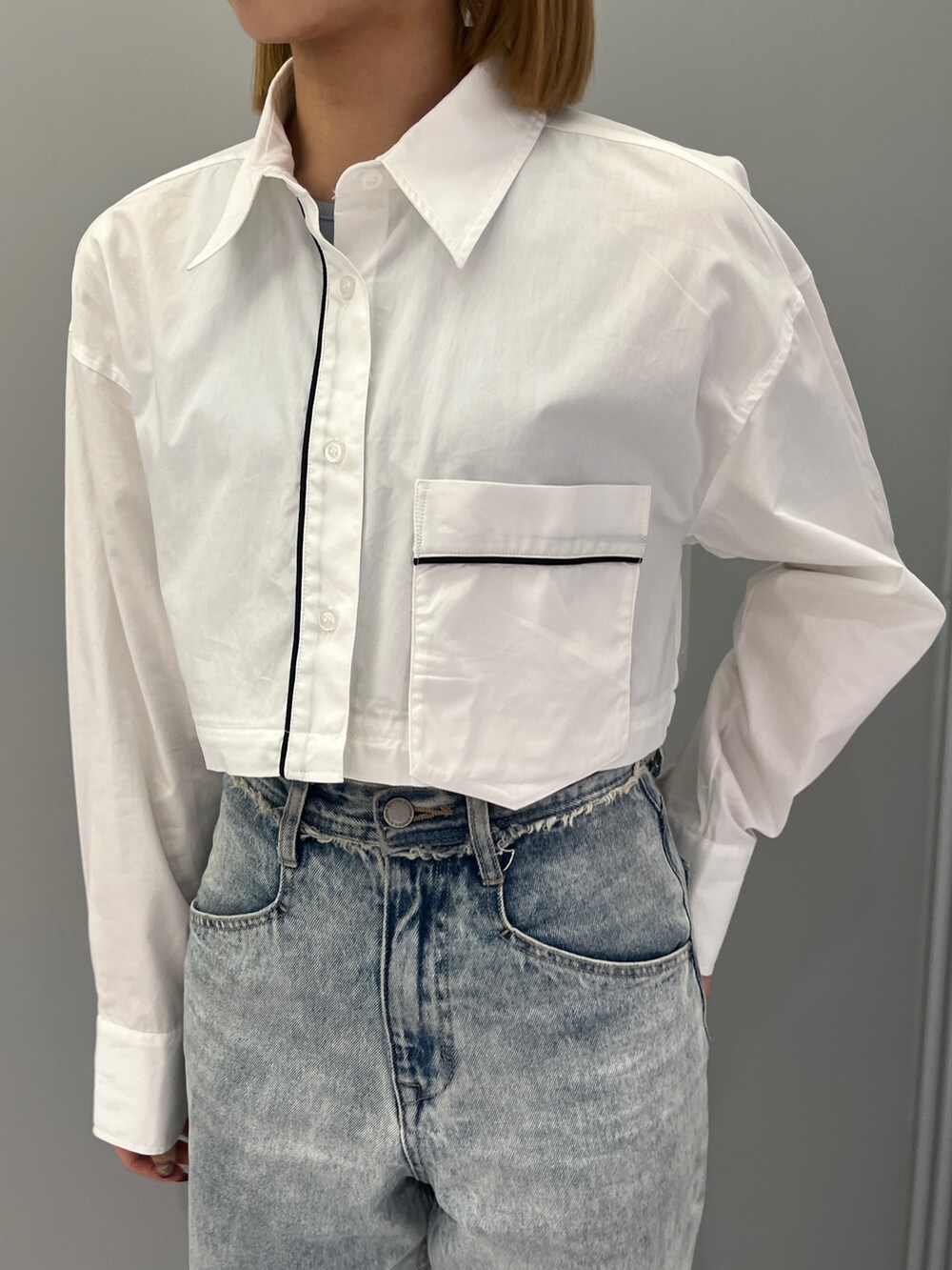 ホワイト系のシャツ/ブラウス、ブルー系のTシャツ/カットソー、ブルー系のデニムパンツを着用したレディースの春コーディネートの5枚目の写真