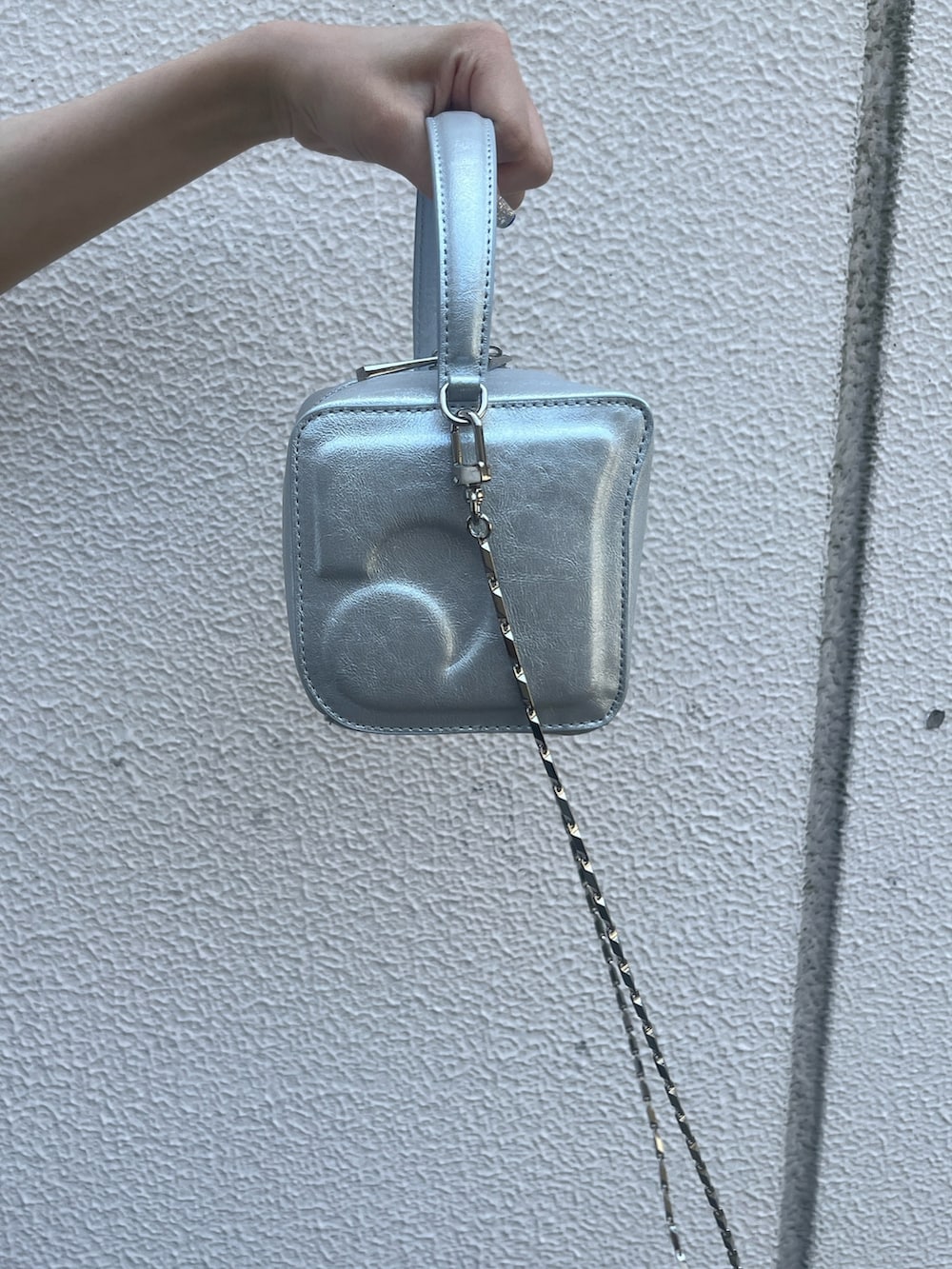 ホワイト系のTシャツ/カットソー、ブルー系のデニムパンツ、シルバー系のハンドバッグを着用したレディースの夏コーディネートの8枚目の写真