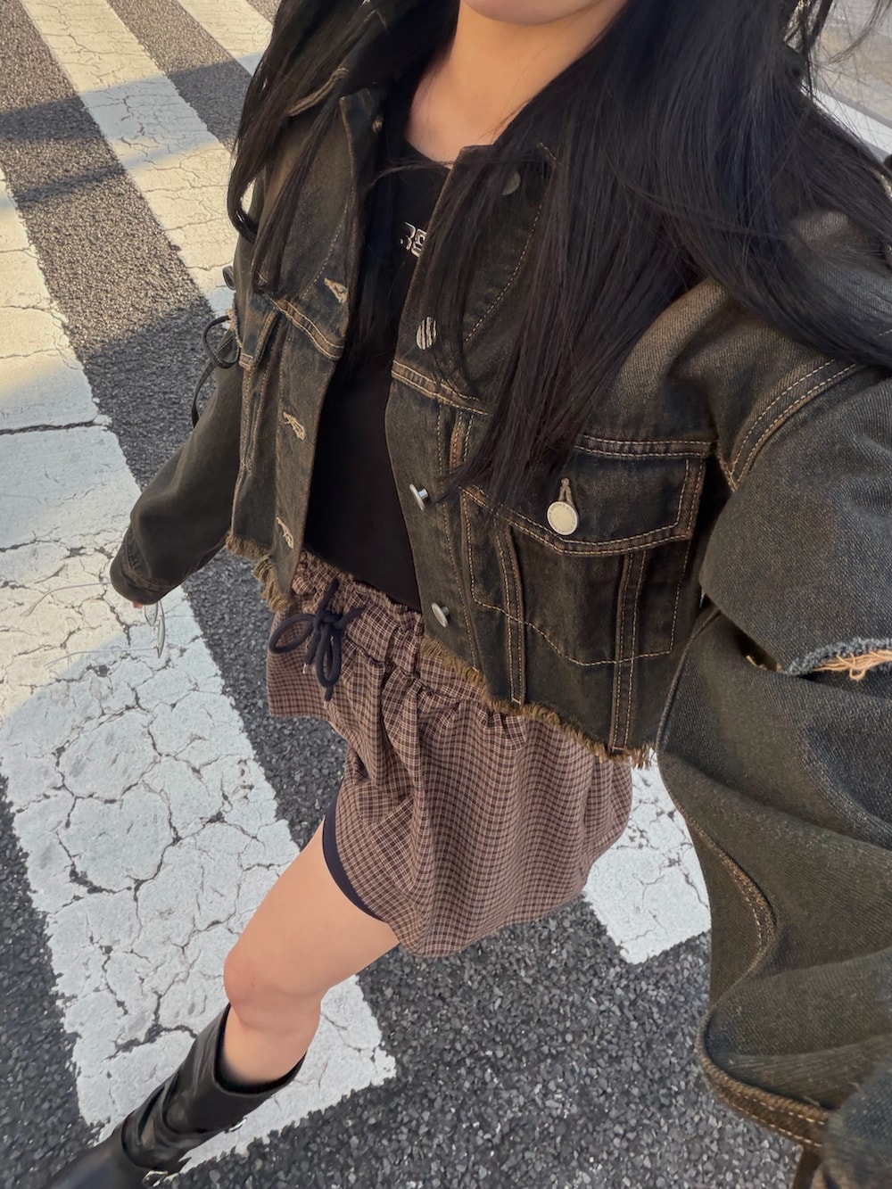 ブルー系のデニムジャケット、ブルー系のスカート、ブラック系のブーツを着用したレディースの冬コーディネートの5枚目の写真