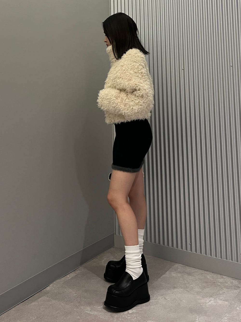 その他のローファー、ホワイト系のブルゾン、ブラック系のスカートを着用したレディースの秋コーディネートの2枚目の写真