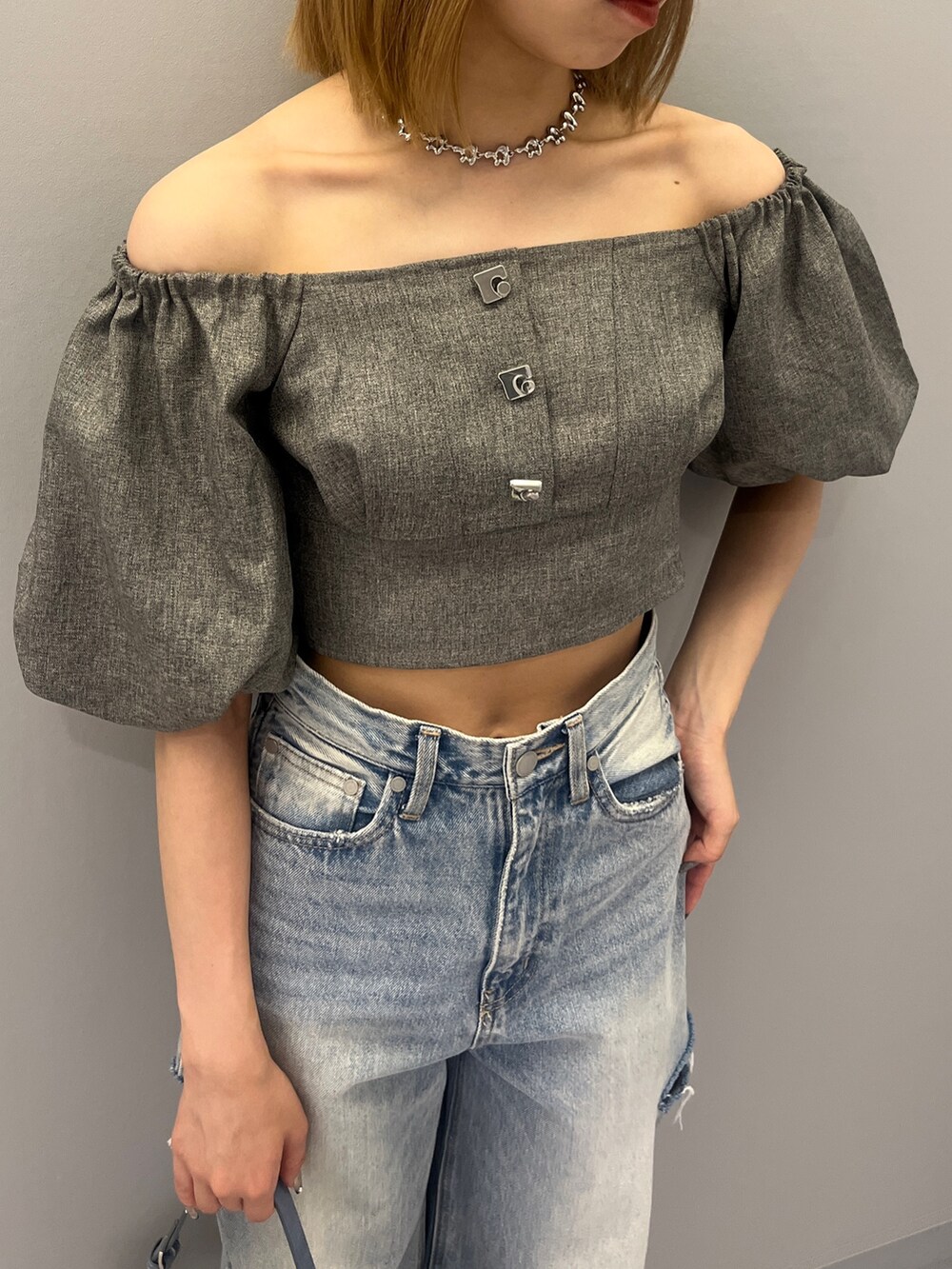 グレー系のシャツ/ブラウス、ブルー系のショルダーバッグ、ブルー系のデニムパンツを着用したレディースの夏コーディネートの4枚目の写真