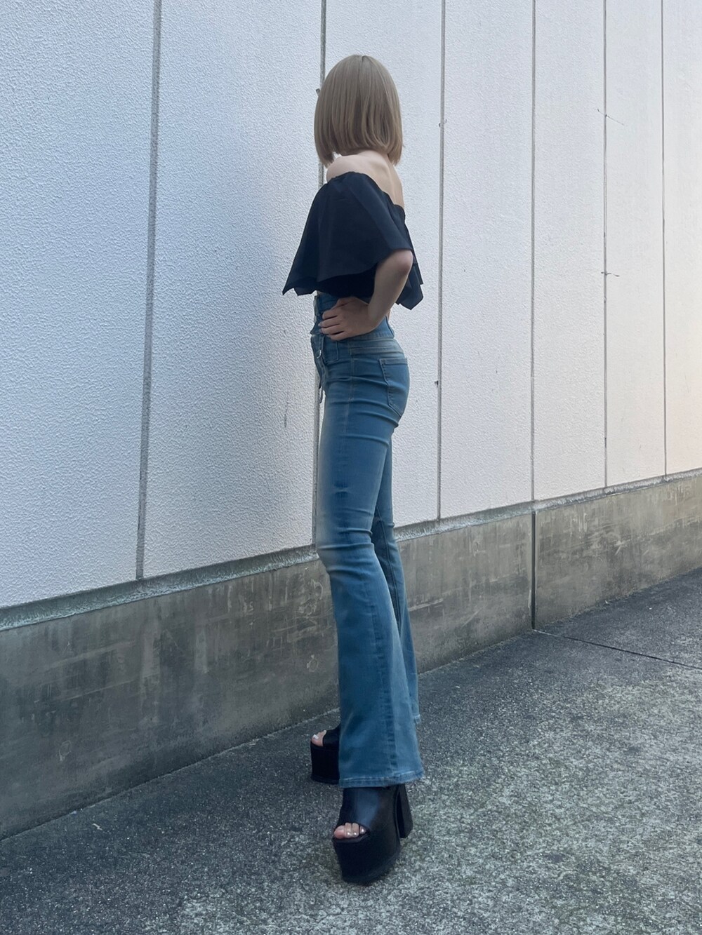 ブラック系のTシャツ/カットソー、ブルー系のデニムパンツ、ブラック系のハンドバッグを着用したレディースの夏コーディネートの2枚目の写真