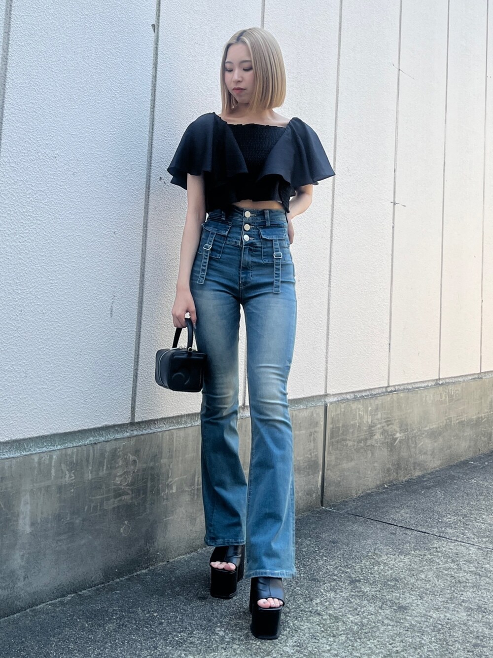 ブラック系のTシャツ/カットソー、ブルー系のデニムパンツ、ブラック系のハンドバッグを着用したレディースの夏コーディネートの4枚目の写真