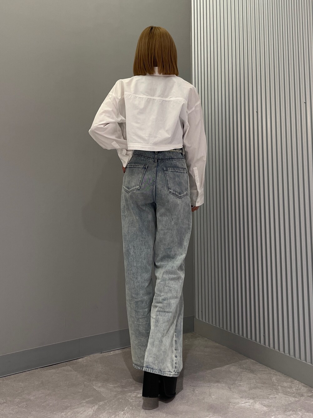 ホワイト系のシャツ/ブラウス、ブルー系のTシャツ/カットソー、ブルー系のデニムパンツを着用したレディースの春コーディネートの3枚目の写真