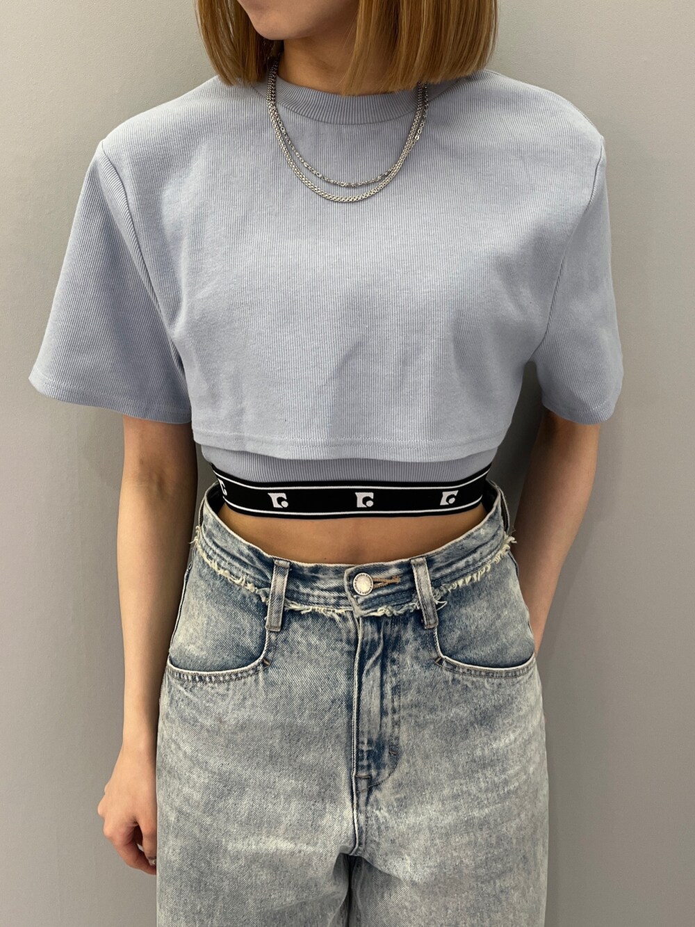 ホワイト系のシャツ/ブラウス、ブルー系のTシャツ/カットソー、ブルー系のデニムパンツを着用したレディースの春コーディネートの7枚目の写真