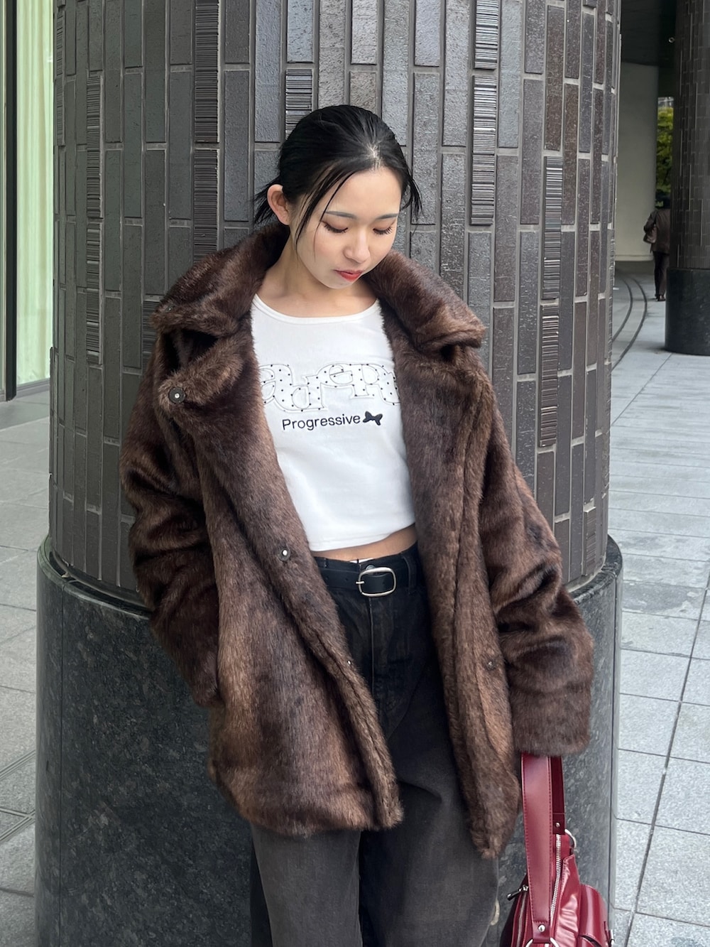 ブラウン系のその他アウター、ホワイト系のTシャツ/カットソー、ブラック系のデニムパンツを着用したレディースの秋コーディネートの6枚目の写真