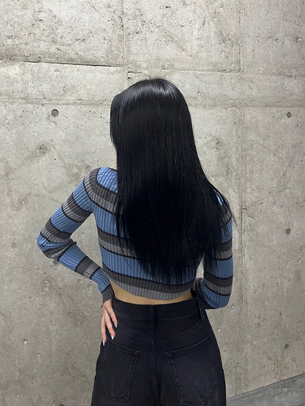 その他のニット/セーター、ブラック系のデニムパンツ、ブラック系のバックパック/リュックを着用したレディースの秋コーディネートの5枚目の写真