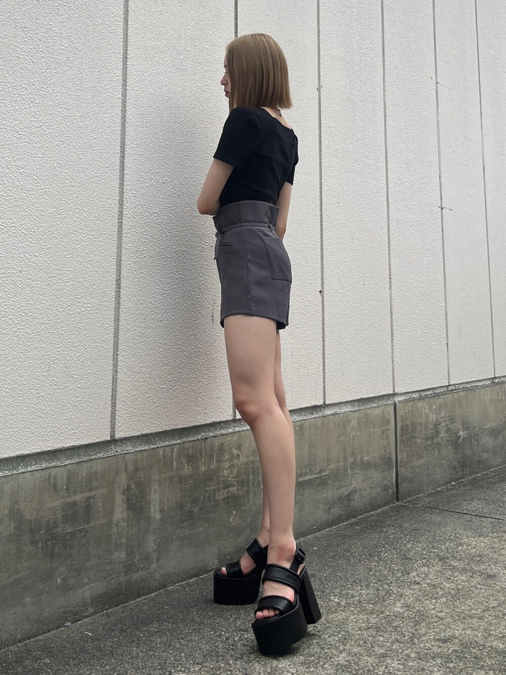 ブラック系のTシャツ/カットソー、グレー系のその他パンツ、ブラック系のサンダルを着用したレディースの夏コーディネートの2枚目の写真