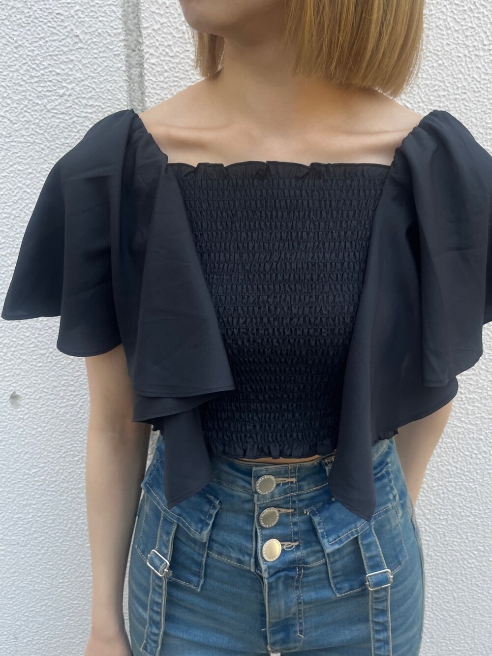 ブラック系のTシャツ/カットソー、ブルー系のデニムパンツ、ブラック系のハンドバッグを着用したレディースの夏コーディネートの5枚目の写真