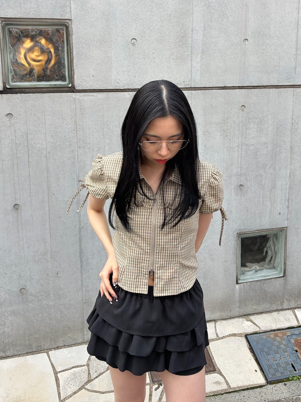 ベージュ系のシャツ/ブラウス、ブラック系のスカート、ブラック系のブーツを着用したレディースの春コーディネートの4枚目の写真