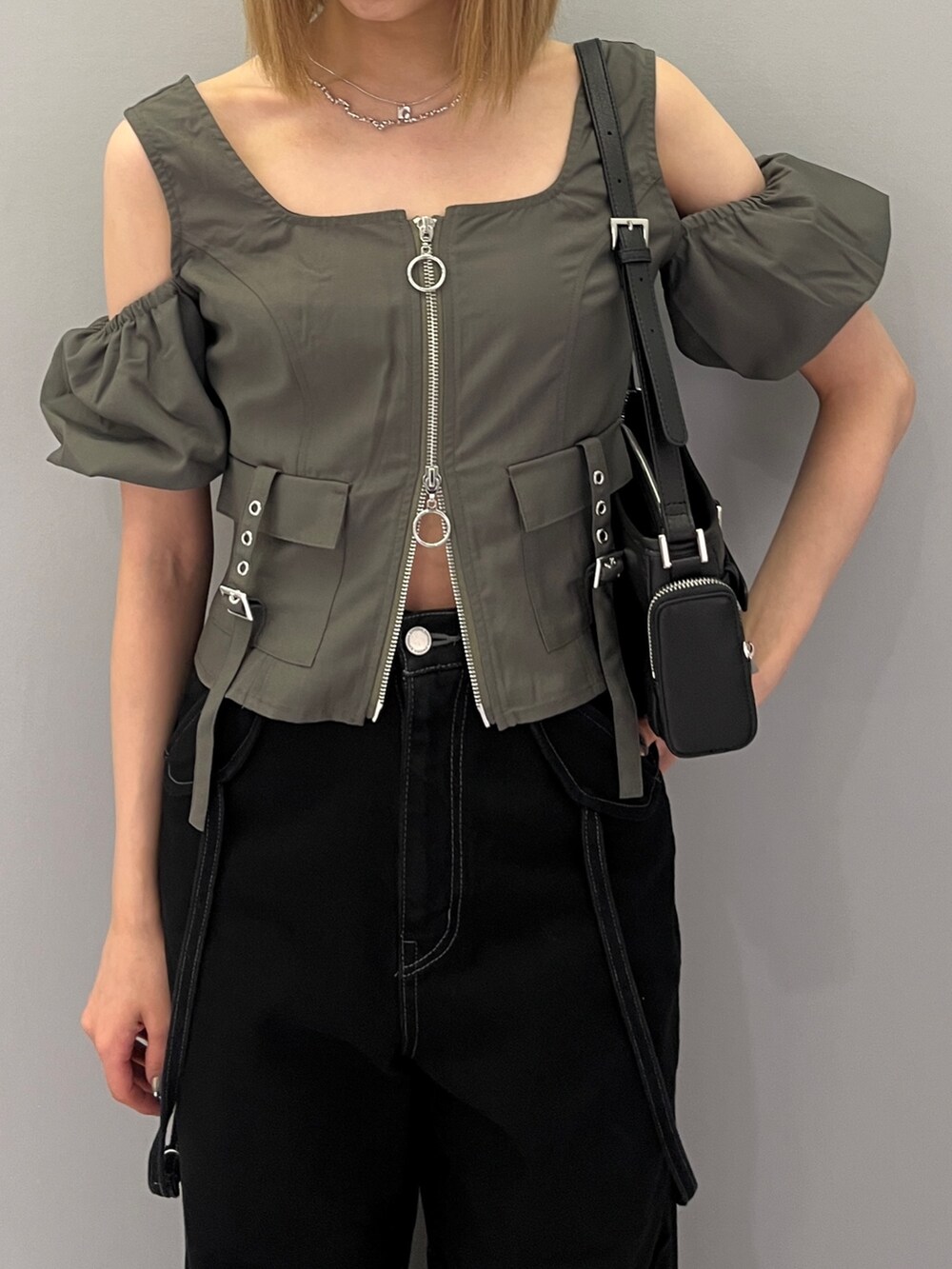 ブラック系のデニムパンツ、ブラック系のショルダーバッグ、ブラック系のサンダルを着用したレディースの夏コーディネートの4枚目の写真