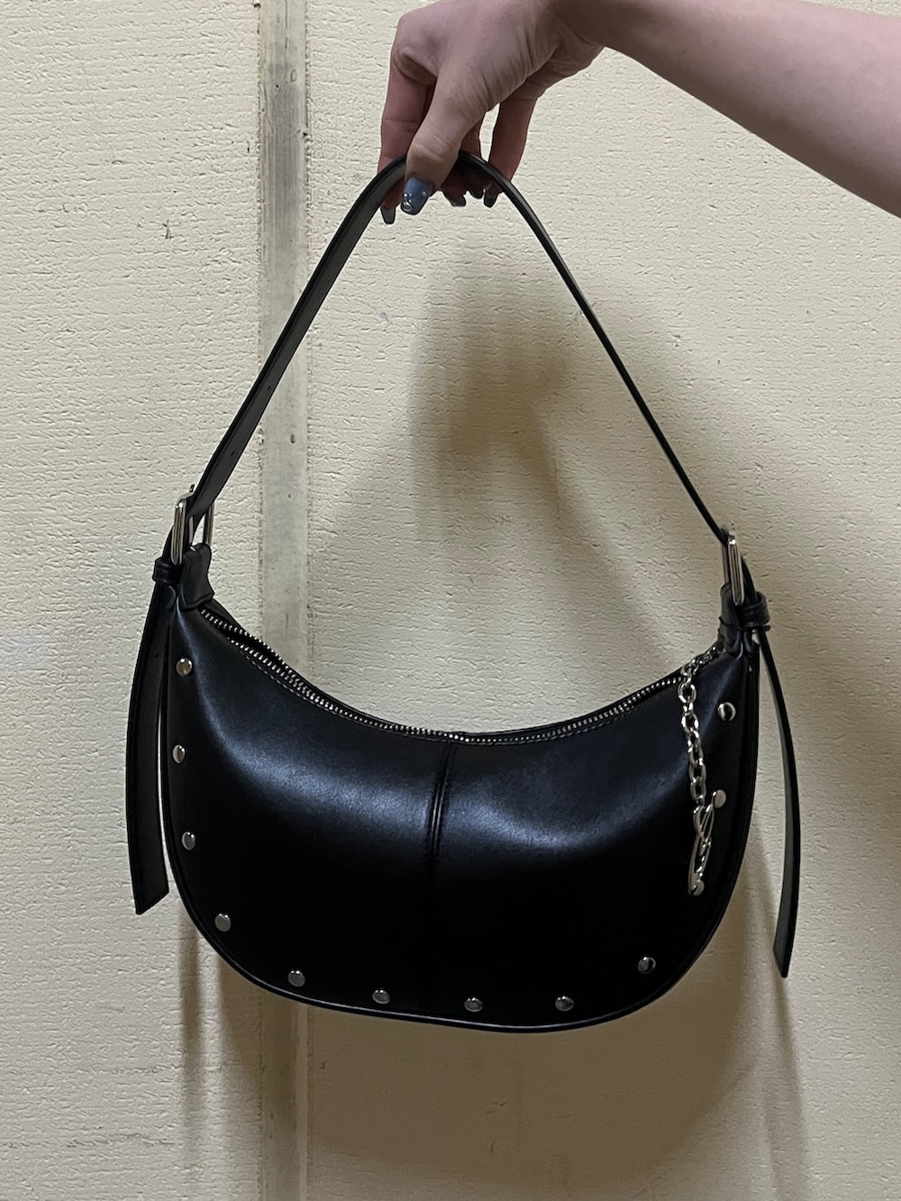 ブラック系のシャツ/ブラウス、ブルー系のサロペット/オーバーオール、ブラック系のハンドバッグを着用したレディースの春コーディネートの10枚目の写真