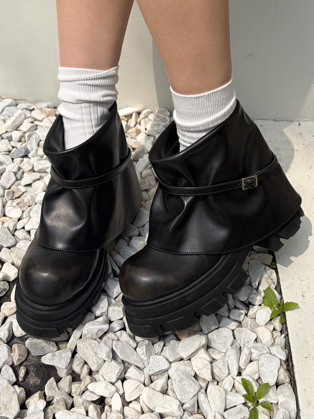 ベージュ系のシャツ/ブラウス、ブラック系のスカート、ブラック系のブーツを着用したレディースの春コーディネートの7枚目の写真