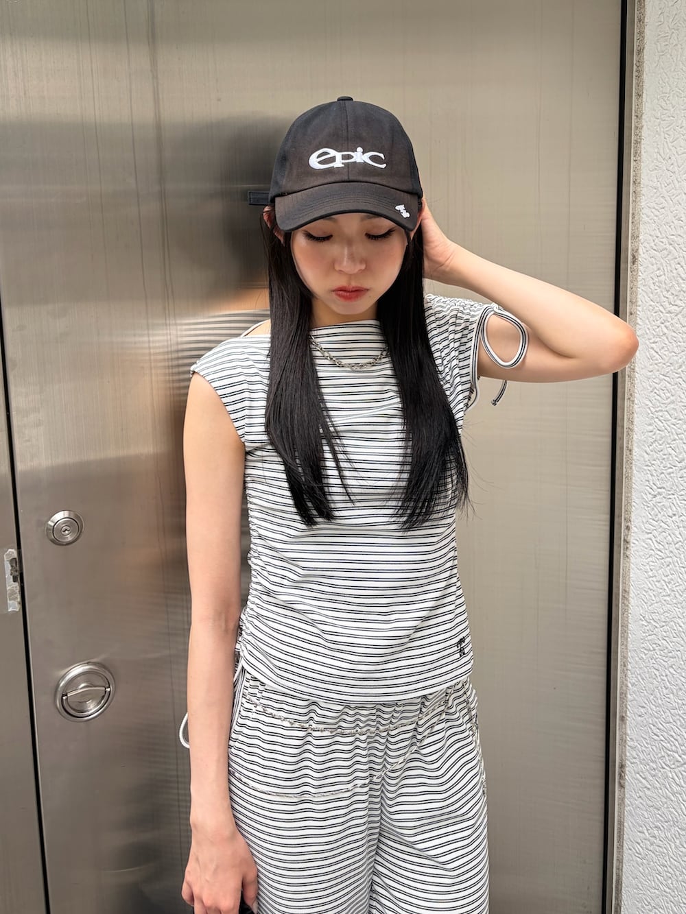 ホワイト系のその他パンツ、ホワイト系のTシャツ/カットソー、ブラック系のショルダーバッグを着用したレディースの夏コーディネートの4枚目の写真