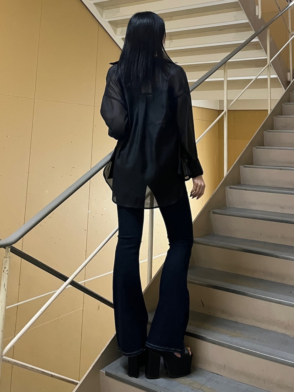 ブラック系のシャツ/ブラウス、ブルー系のサロペット/オーバーオール、ブラック系のハンドバッグを着用したレディースの春コーディネートの8枚目の写真