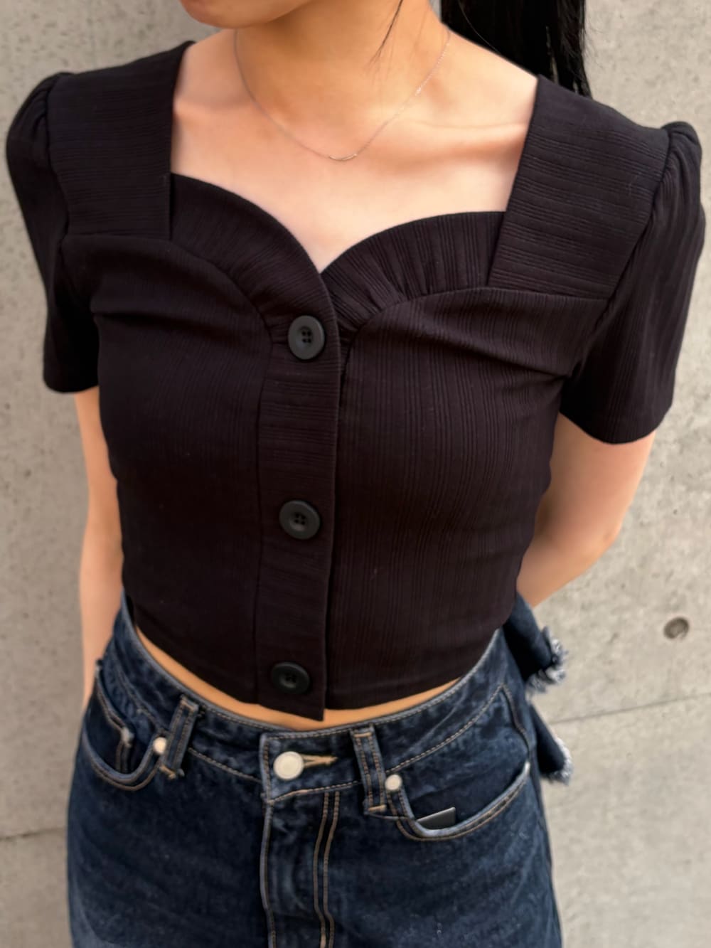 ブルー系のデニムパンツ、ブラック系のサンダルを着用したレディースの春コーディネートの5枚目の写真