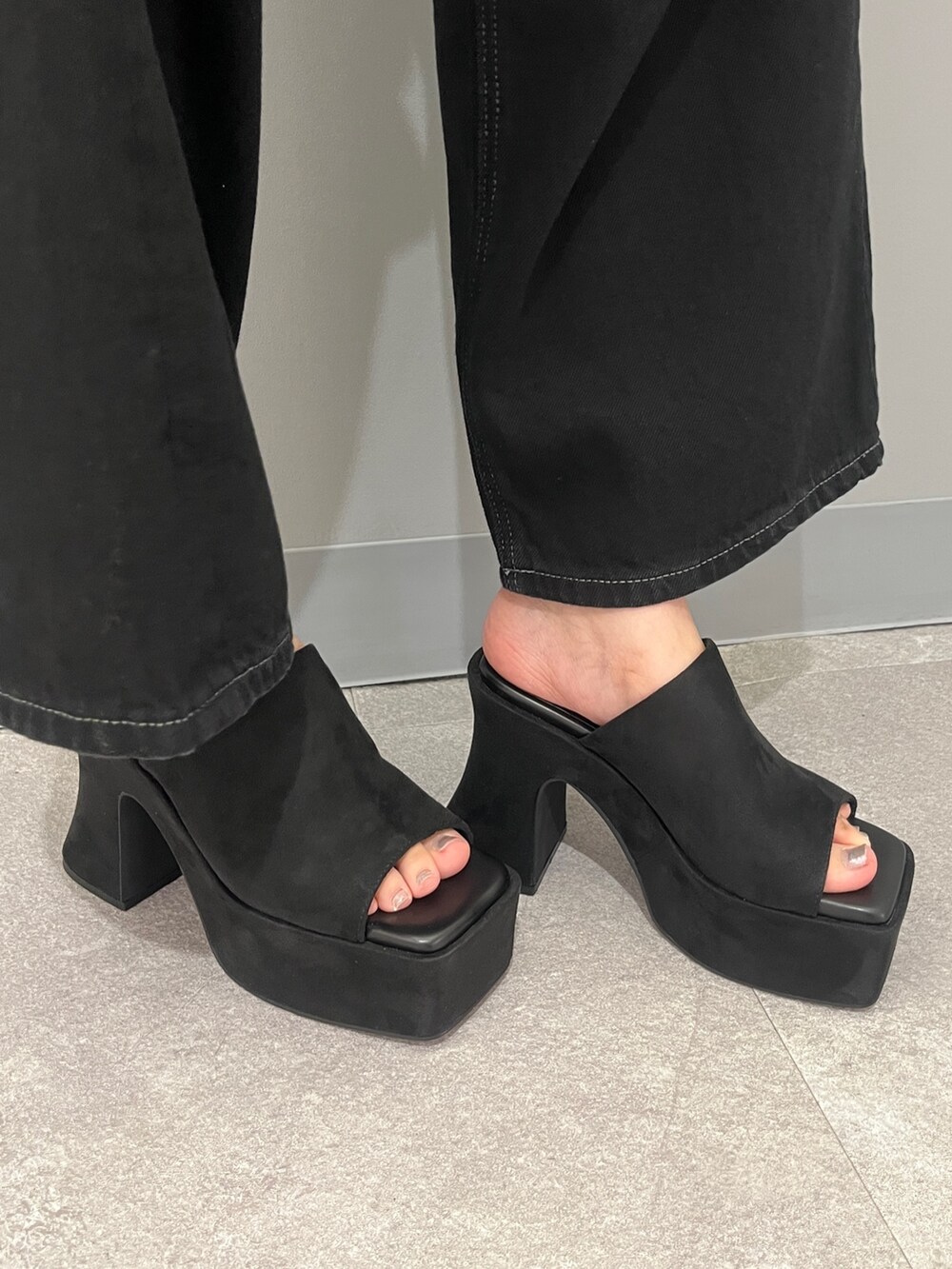 ブラック系のデニムパンツ、グレー系のハンドバッグ、ブラック系のサンダルを着用したレディースの夏コーディネートの6枚目の写真