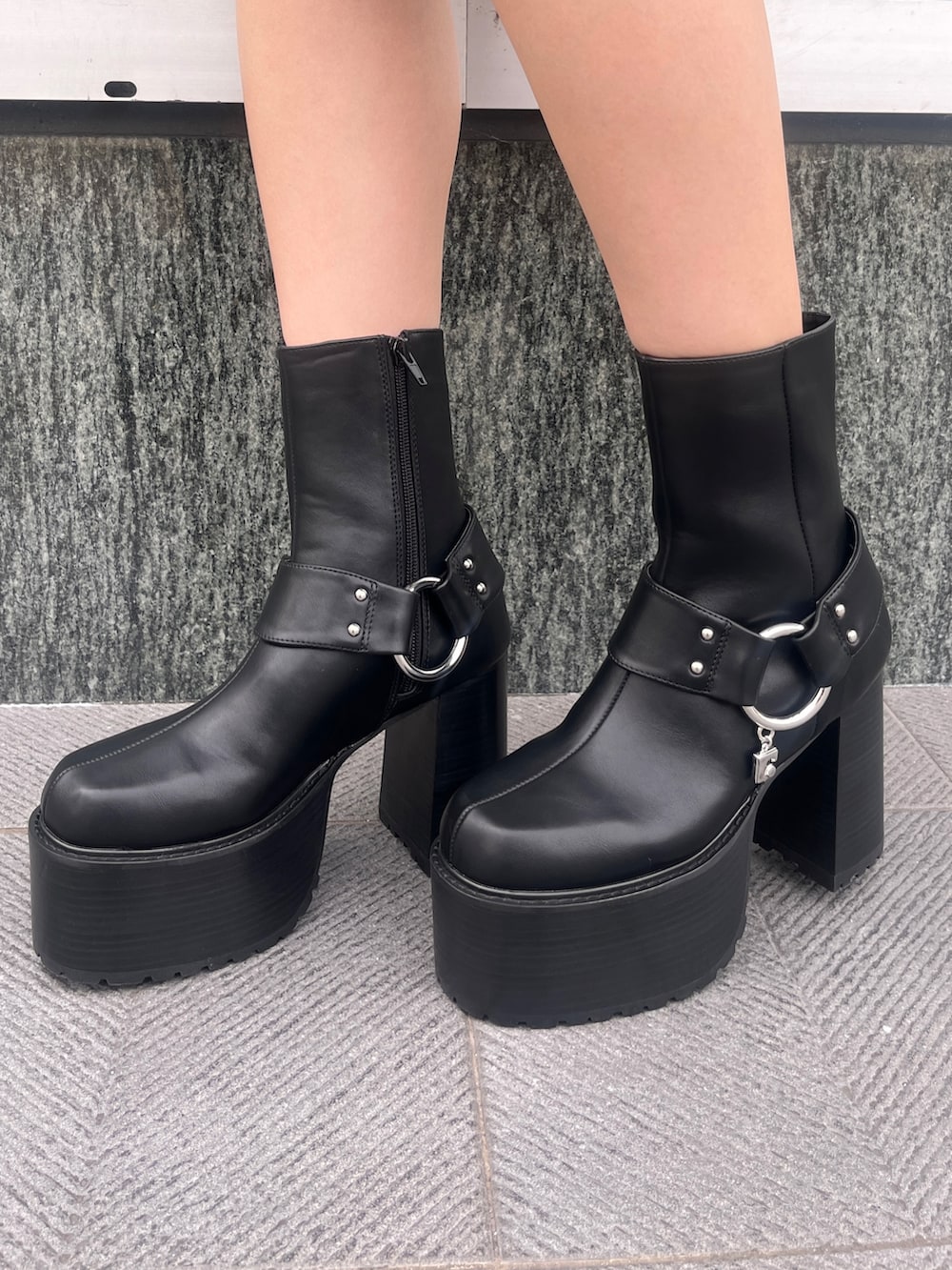 ブラック系のニット/セーター、ブラック系のブルゾン、グレー系のカーゴパンツを着用したレディースの秋コーディネートの9枚目の写真