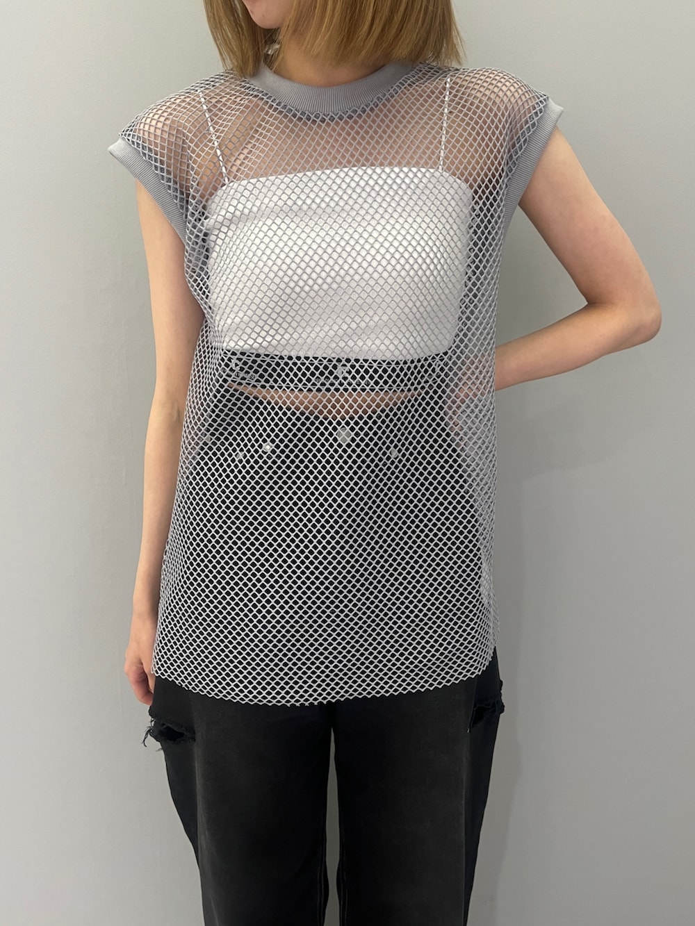 ブラック系のデニムパンツ、グレー系のTシャツ/カットソー、ホワイト系のサンダルを着用したレディースの夏コーディネートの6枚目の写真