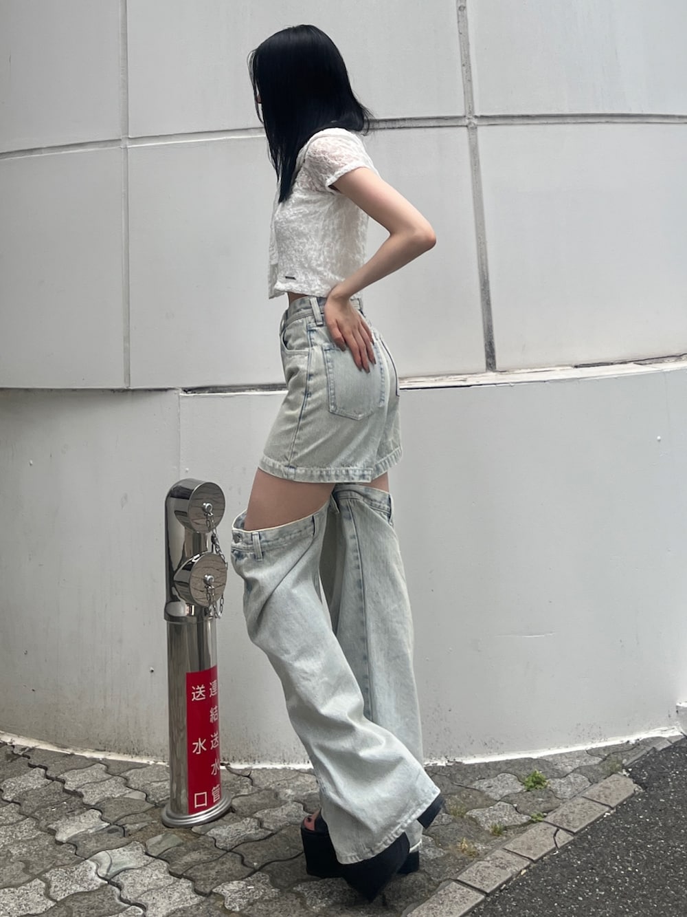 ホワイト系のTシャツ/カットソー、ブルー系のデニムパンツ、ブラック系のサンダルを着用したレディースの夏コーディネートの2枚目の写真