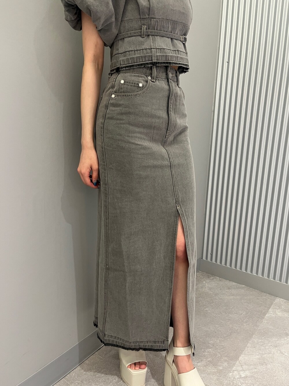 ホワイト系のサンダル、グレー系のシャツ/ブラウス、グレー系のスカートを着用したレディースの春コーディネートの6枚目の写真