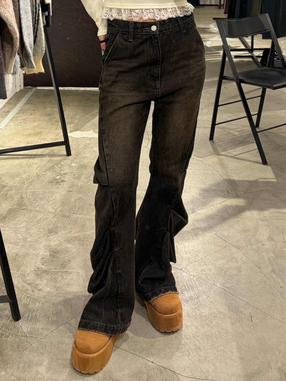 ホワイト系のTシャツ/カットソー、ブラック系のデニムパンツ、イエロー系のスリッポンを着用したレディースの秋コーディネートの5枚目の写真