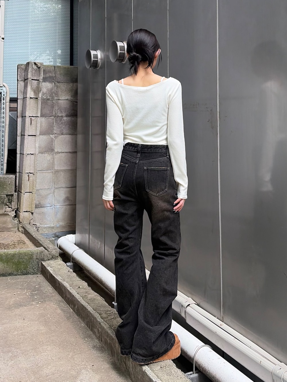 ホワイト系のTシャツ/カットソー、ブラック系のデニムパンツ、イエロー系のスリッポンを着用したレディースの秋コーディネートの3枚目の写真