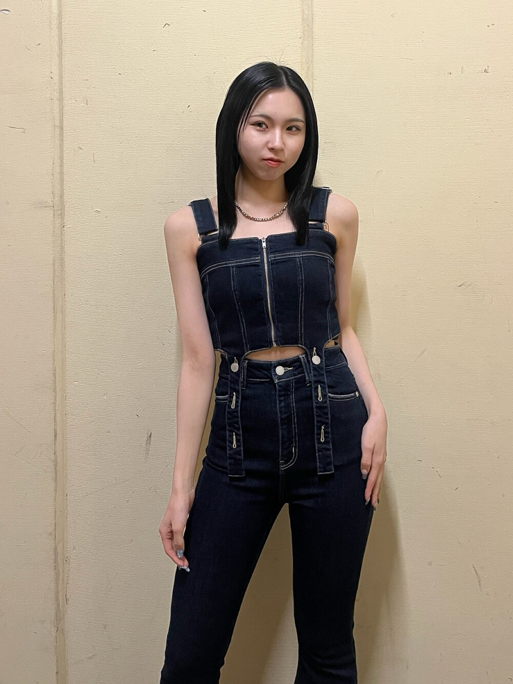 ブラック系のシャツ/ブラウス、ブルー系のサロペット/オーバーオール、ブラック系のハンドバッグを着用したレディースの春コーディネートの5枚目の写真