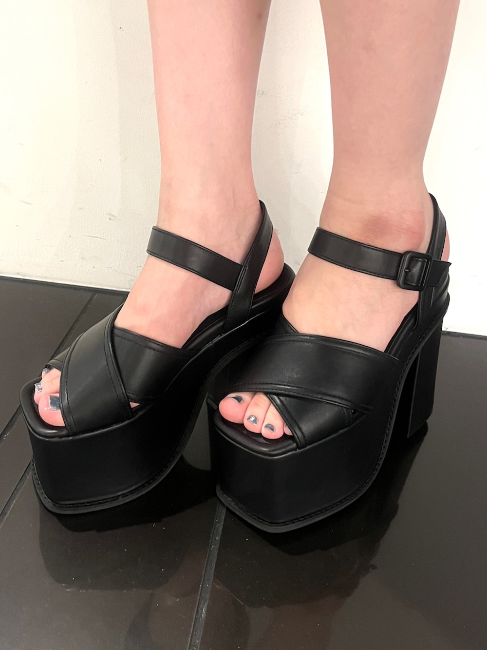 ブラック系のデニムパンツ、ブラック系のサンダル、グレー系のニット/セーターを着用したレディースの春コーディネートの6枚目の写真