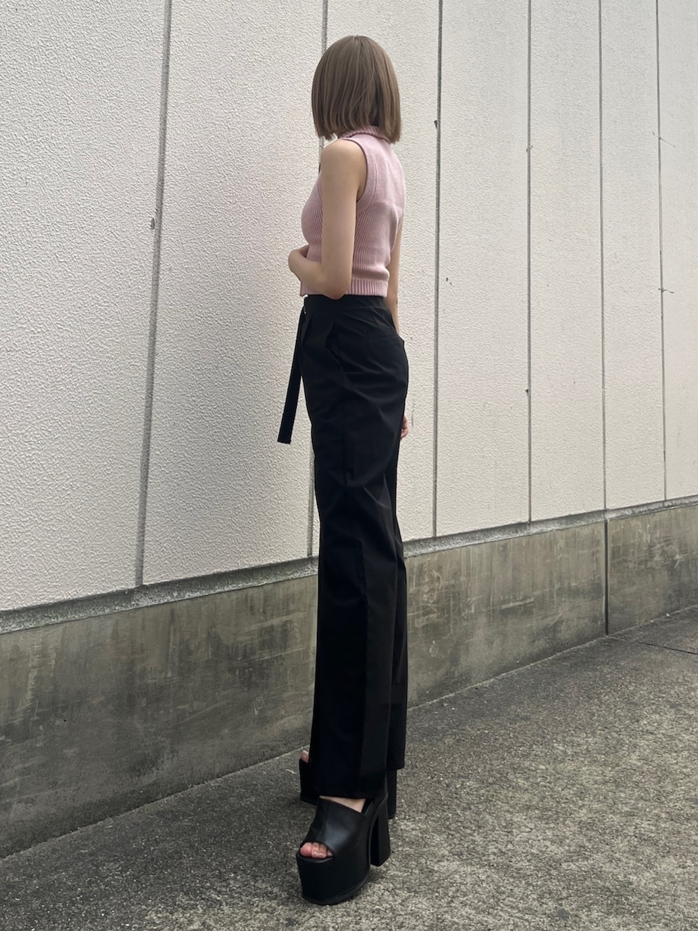 ブルー系のニット/セーター、ブラック系のつなぎ/オールインワン、ブラック系のサンダルを着用したレディースの夏コーディネートの2枚目の写真