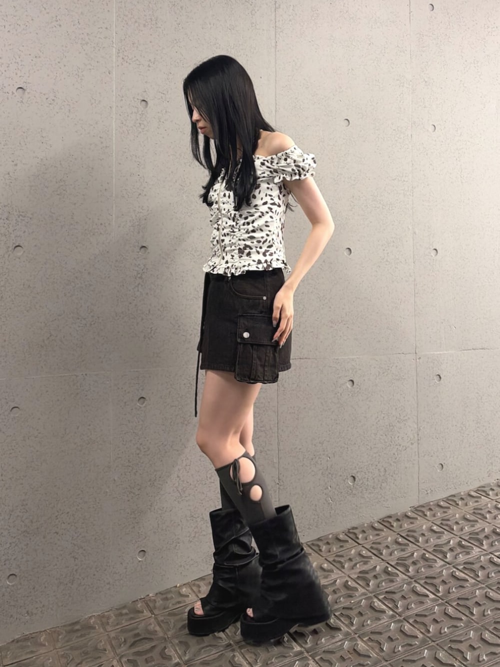 ブルー系のスカート、ブラック系のその他シューズ、その他のシャツ/ブラウスを着用したレディースの夏コーディネートの2枚目の写真