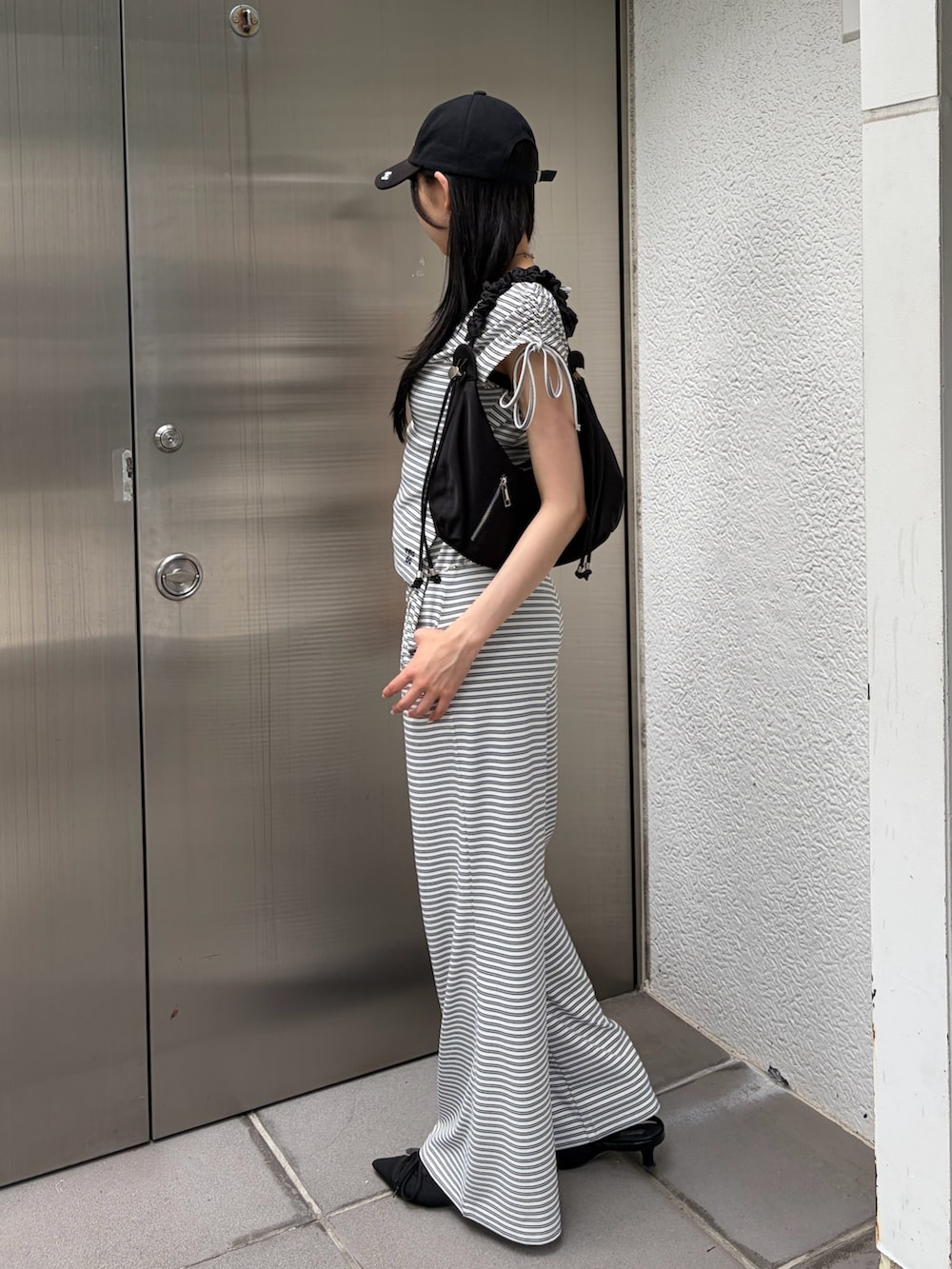 ホワイト系のその他パンツ、ホワイト系のTシャツ/カットソー、ブラック系のショルダーバッグを着用したレディースの夏コーディネートの2枚目の写真