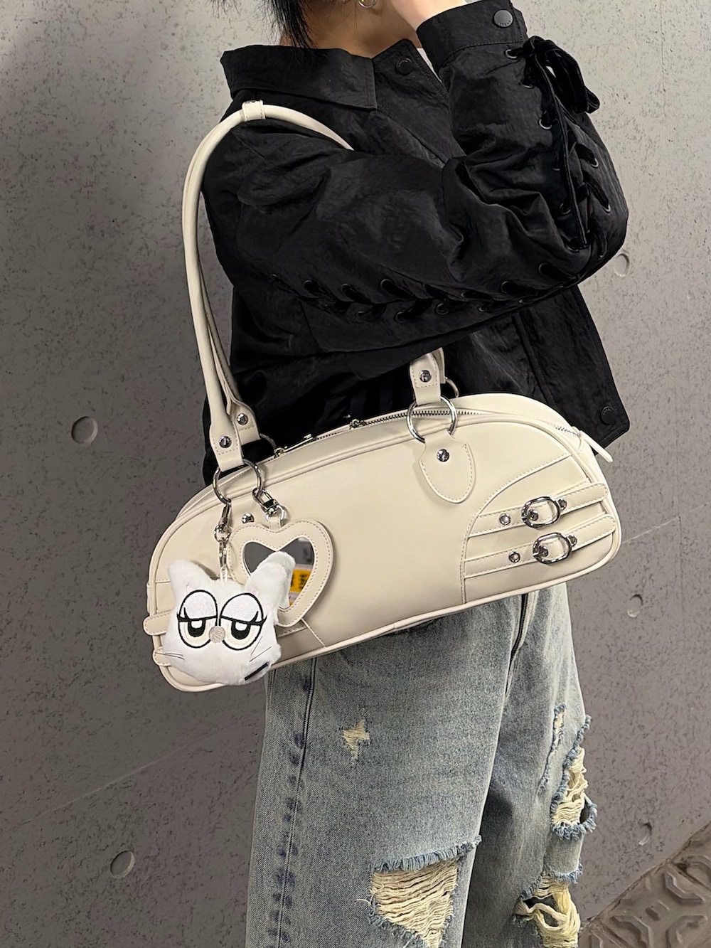 ブラック系のブルゾン、その他のTシャツ/カットソー、ホワイト系のハンドバッグを着用したレディースの春コーディネートの6枚目の写真