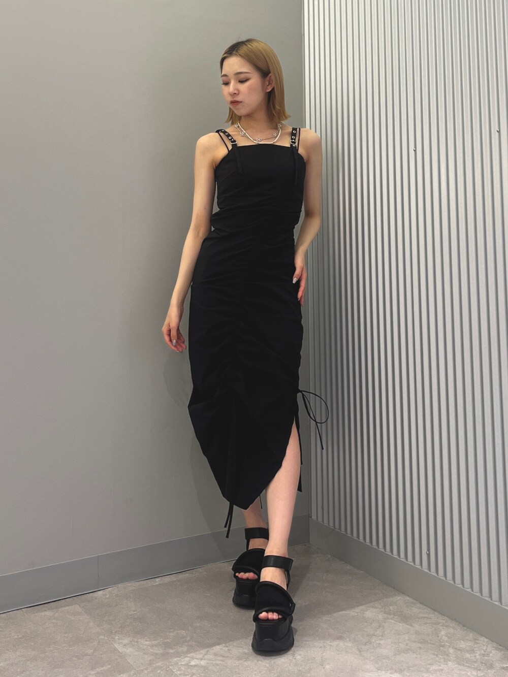 グレー系のシャツ/ブラウス、ブラック系のワンピース、ブラック系のサンダルを着用したレディースの春コーディネートの2枚目の写真