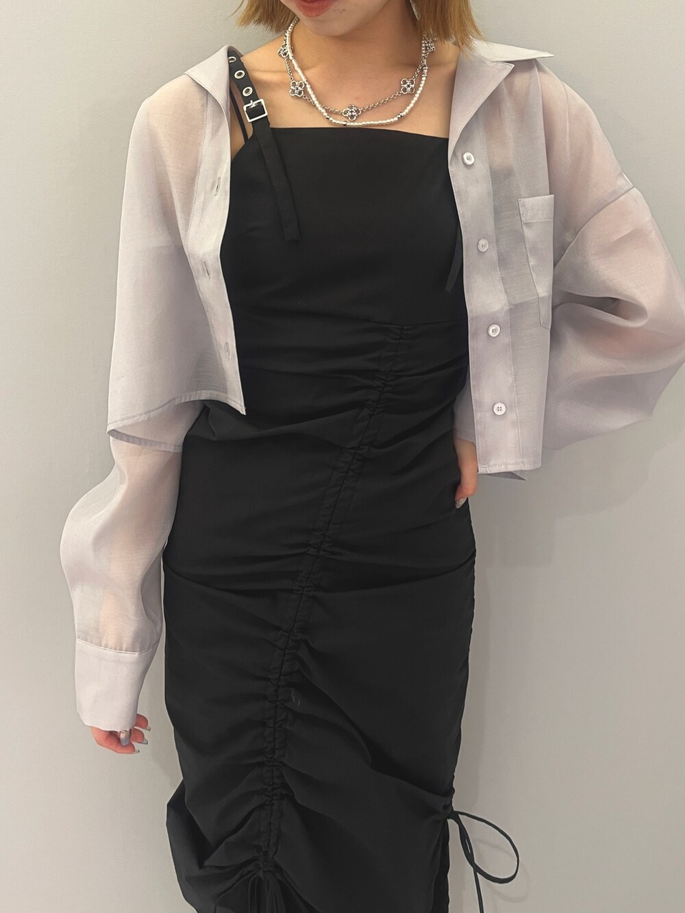 グレー系のシャツ/ブラウス、ブラック系のワンピース、ブラック系のサンダルを着用したレディースの春コーディネートの6枚目の写真