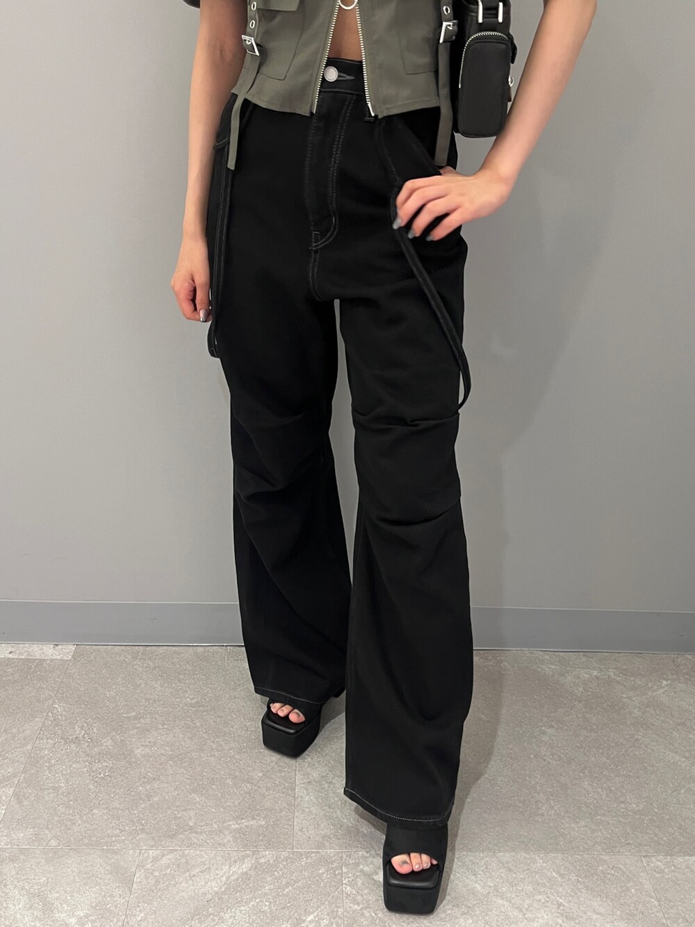 ブラック系のデニムパンツ、ブラック系のショルダーバッグ、ブラック系のサンダルを着用したレディースの夏コーディネートの6枚目の写真