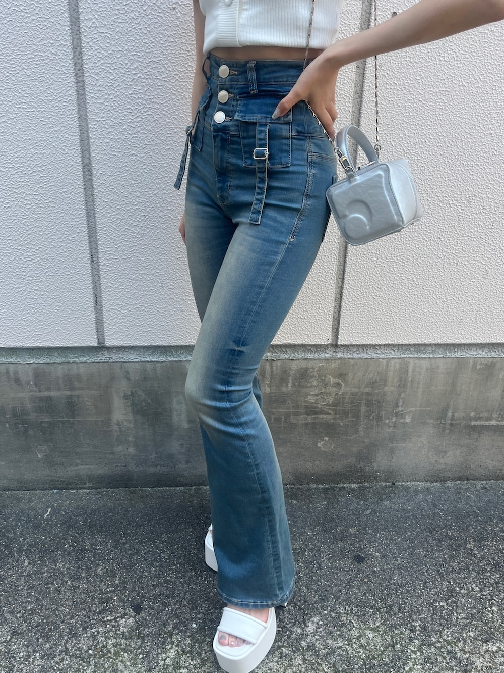 ホワイト系のTシャツ/カットソー、ブルー系のデニムパンツ、シルバー系のハンドバッグを着用したレディースの夏コーディネートの6枚目の写真