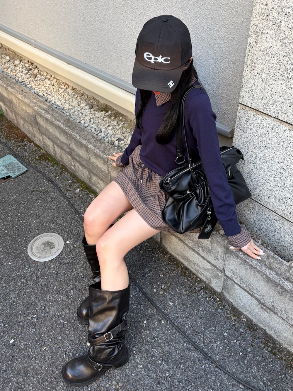 ブルー系のシャツ/ブラウス、ブラック系のブーツ、ブラック系のトートバッグを着用したレディースの冬コーディネートの4枚目の写真