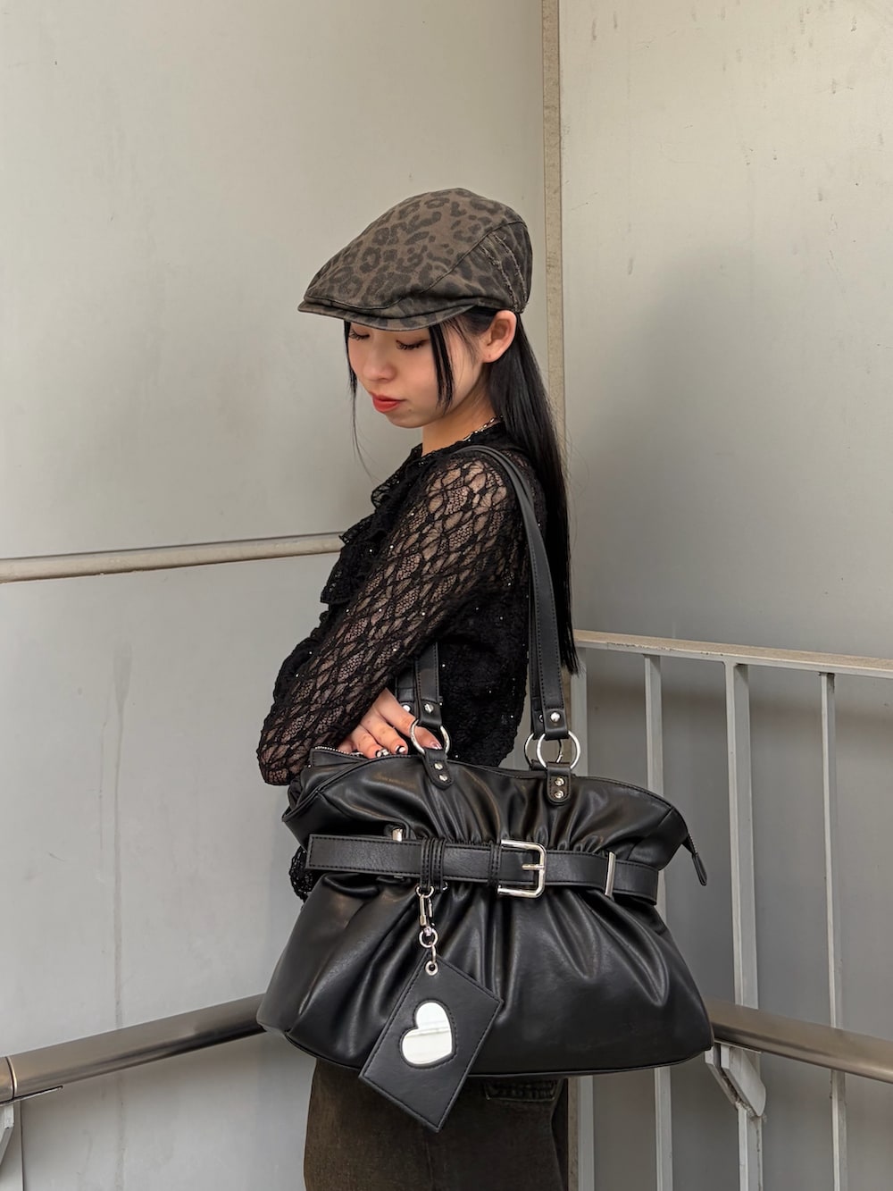 ブラック系のTシャツ/カットソー、ブラック系のキャミソール、ブラック系のデニムパンツを着用したレディースの春コーディネートの4枚目の写真