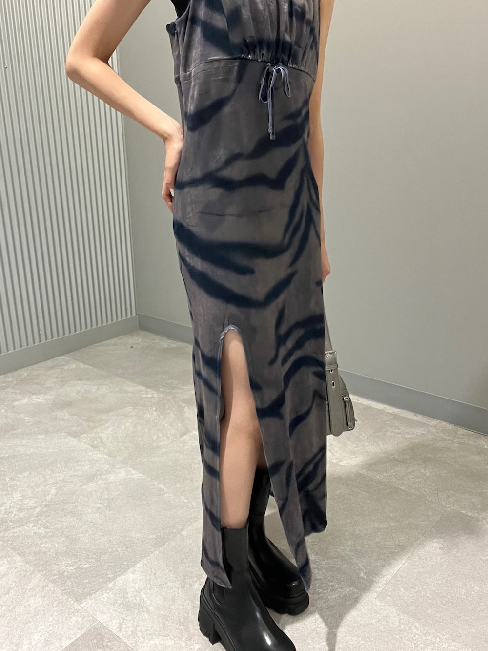 ブラック系のハンドバッグ、ブラック系のタンクトップ、その他のワンピースを着用したレディースの秋コーディネートの5枚目の写真