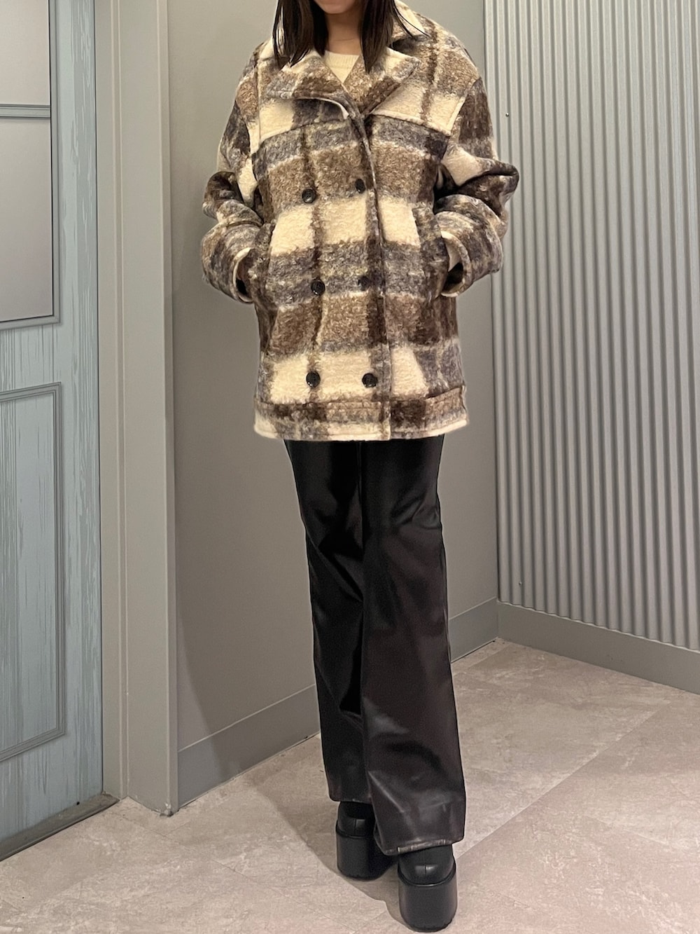 ブラック系のその他パンツ、シルバー系のブーツ、ブラック系のショルダーバッグを着用したレディースの秋コーディネートの4枚目の写真